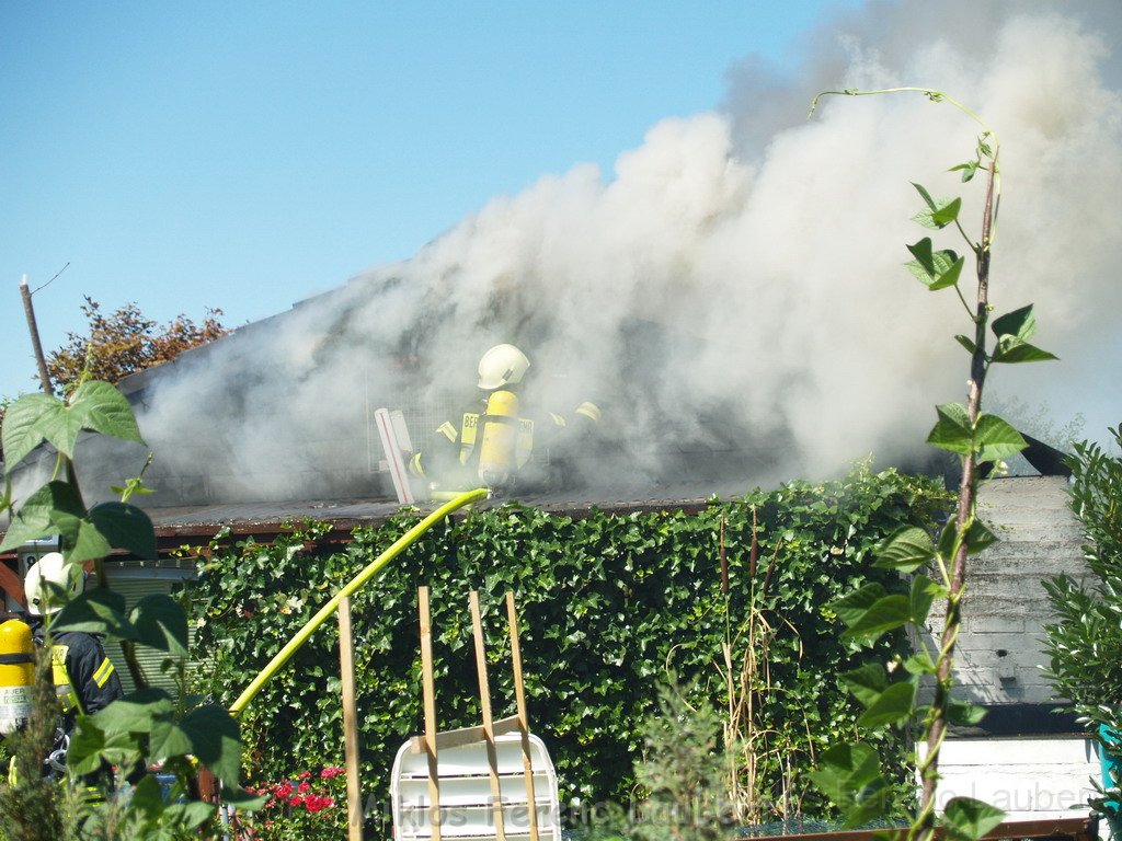 Gartenlaube in Vollbrand Koeln Poll Im Gremberger Waeldchen P138.JPG